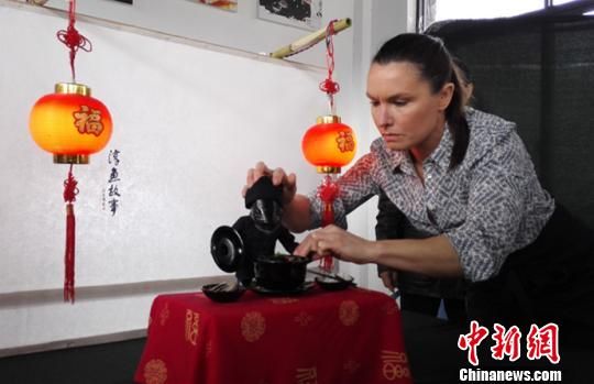 安妮?凯瑟琳在进行创作　郑家平　摄