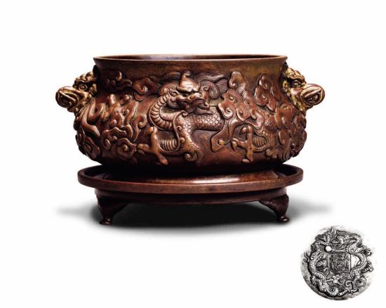 铜浮雕云龙纹象首耳炉（原座） 15世纪 H 11 cm  D 13.4 cm  W 1963 g