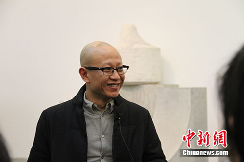 刘?在展览现场
