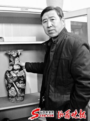 岳生云在展示一件早清时期的瓷瓶。