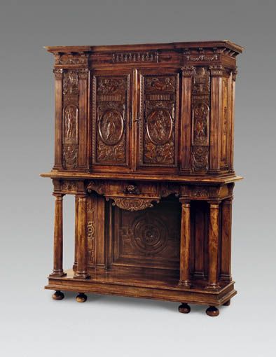 19世纪 法国文艺复兴风格胡桃实木高足柜 149x52x196cm 成交价：18.975万元 上海泓盛供图