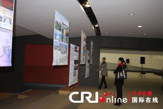 观众参观展览