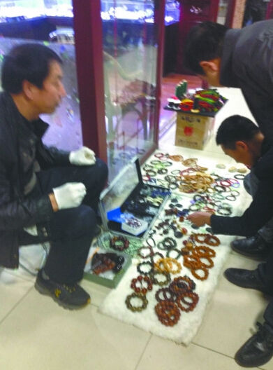 古玩爱好者挑选古玩物品