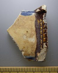 图为新?县阿贺野市“山口遗址”出土的唐三彩玩具残片。