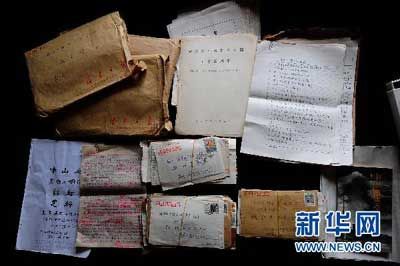魏振基老人生前与社会各界人士的往来书信（3月9日摄）。新华社记者 程敏 摄