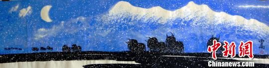 图为中国原生态山水画派创始人、著名山水画家贾雨创作的《印象昆仑》系列之一。　孙睿　摄