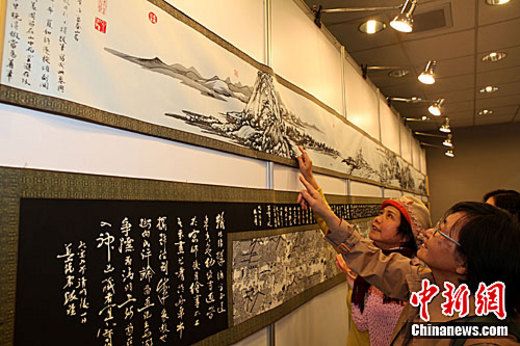 3月7日下午，出自大陆名家之手的长幅剪纸艺术作品《富春山居图》（上）、《清明上河图》，一同亮相张家口蔚县民俗文化艺术展，吸引台湾民众驻足欣赏、评头品足。中新社发 董会峰 摄