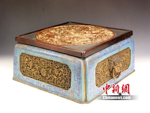 清掐丝珐琅蟠龙透雕宝相花兽耳方冰箱 沈兰 摄