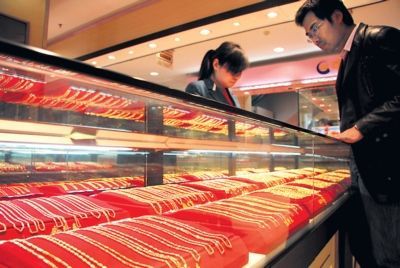 购买黄金作为投资工具已经成为很多人的选择。新华社发 傅新春 摄