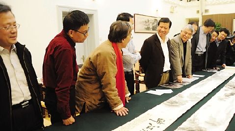 画家们研究长卷创作情况