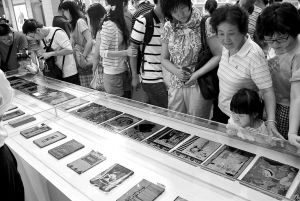 昨日，民国最美图书私人典藏展在万象城举办。精美的民国图书吸引了大量市民前来参观。