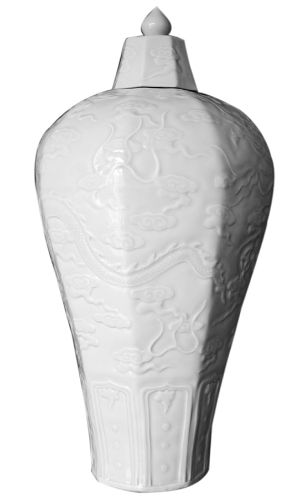 八棱“枢府釉”带盖梅瓶。该器物胎体轻薄，釉下刻印的精美龙纹栩栩如生。元代瓷器八棱、六棱的居多