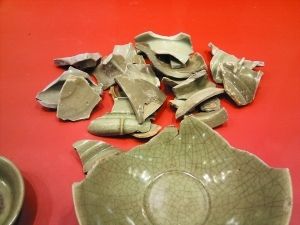 古代龙泉青瓷碎片。