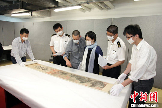 5月18日，北京海关快速验放赴台北故宫博物院《山水合璧?黄公望与富春山居图特展》参展的12件珍贵文物。 中新社发 雷虹 摄