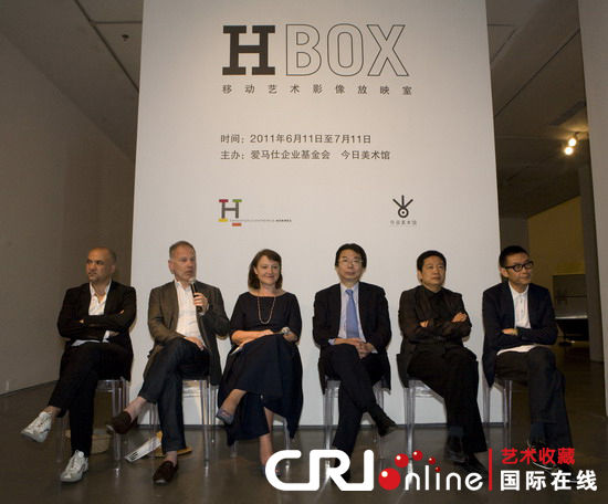 新闻发布会上嘉宾合影