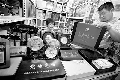 邮币卡市场内，红色邮册被摆在店铺醒目位置 摄/记者 林晖