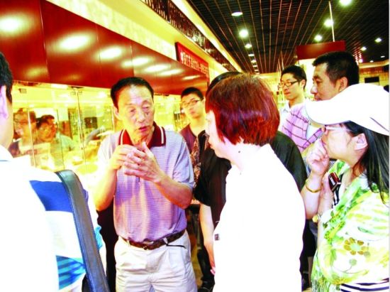 江苏省工艺美术大师储立之先生向岛城收藏爱好者介绍紫砂艺术文化。