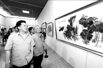 郁钧剑出席书画展。