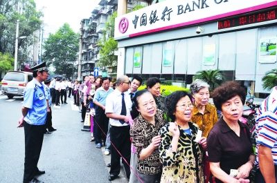 市民排队兑换纪念币。记者李彦摄