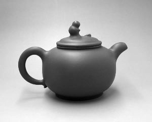 摄影 李秀薇吴华强参展紫砂作品。