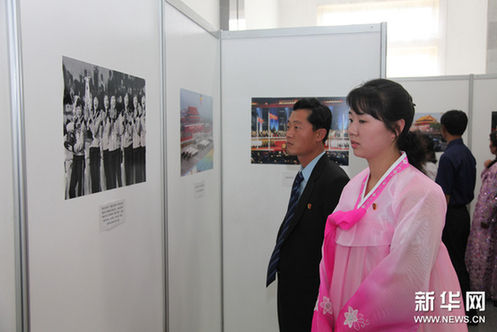 6月28日，朝鲜民众在平壤参观中国共产党建党90周年图片展。新华网图片