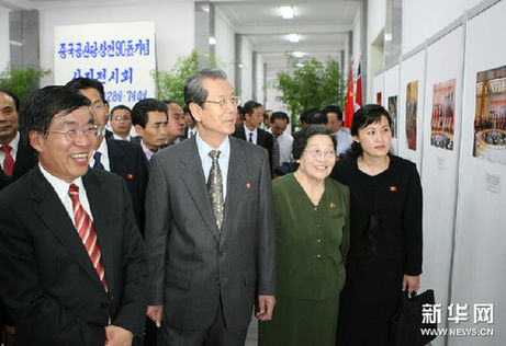 6月28日，朝鲜劳动党中央书记崔泰福（前左二）和中国驻朝鲜大使刘洪才（前左一）在平壤参观图片展。新华网图片