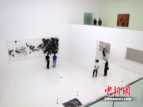 图为在北京798偏锋新艺术空间举行的“象由心生??中国抽象艺术第四回展”。