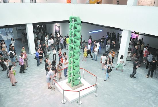 雕塑家向京的《无限柱》引来众人围观