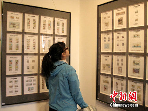 图为昆明市民观看“2011郑和•世界航海邮票展”。 胡远航 摄