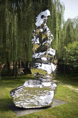 展望的“假山石43”雕塑现在密尔沃基艺术博物馆展出