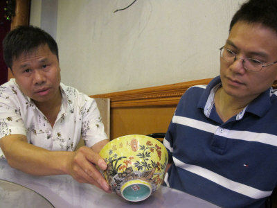 华裔外卖郎获顾客赠瓷器作为小费，或为真品。左为卢天发，右为朱立业。（美国《世界日报》 曹健摄影）