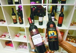市场上进口红酒品种繁多，让消费者眼花缭乱。 本报记者 徐琦摄