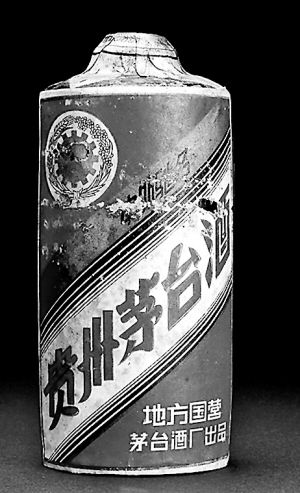 ２０１０年西泠印社秋拍中国陈年名酒专场上，一瓶起拍价为２５万元的１９５８年产茅台最终以１４５．６万元被一神秘女子拍走。　　（西泠供图）