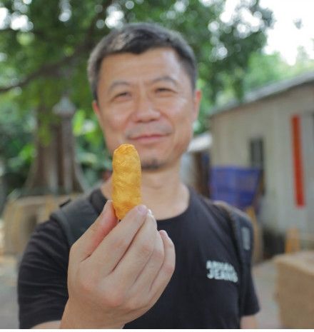 冯峰用香料制作了狗屎状的装置材料。