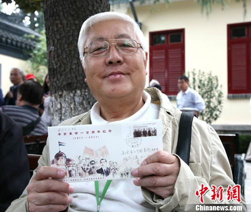自制首日封的热情邮迷。申冉 摄