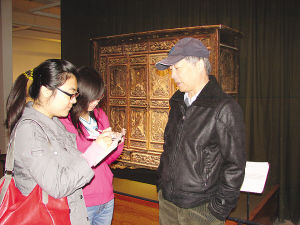 马可乐（右一）正在介绍馆内藏品
