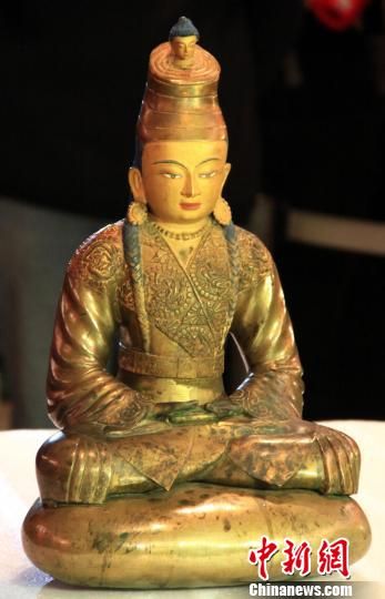 铸造于13-14世纪的松赞干布鎏金铜像在长沙开箱亮相。　邓霞　摄