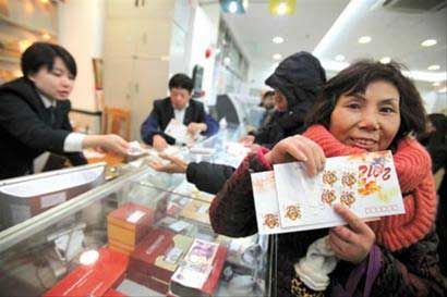 买到龙年邮品的市民兴奋地展示“战利品” 晚报记者 龚星 现场图片