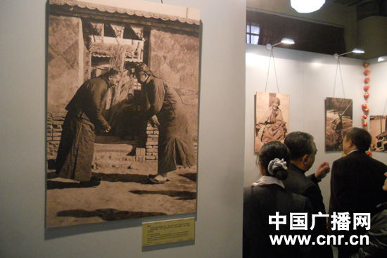 各界观众参观展览（记者张庶卓摄）