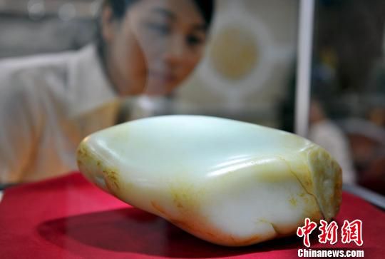 凝如油脂、价值3000万的上等新疆和田白玉籽料亮相深圳亚克西<a href=
