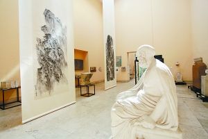 山水作品与雕塑进行东西对话