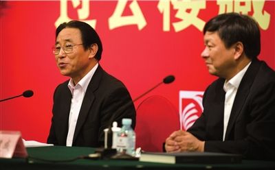 凤凰集团董事长陈海燕（左）。本报记者朱嘉磊摄