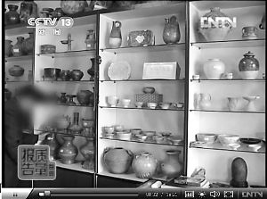 藏家张先生家到处都是“齐家玉”玉器，他自称有1000多件，总共花了300多万元。央视截屏图