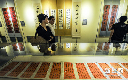 9月6日，观众在参观明清进士书画艺术展上的展品。新华网图片 张宇 摄