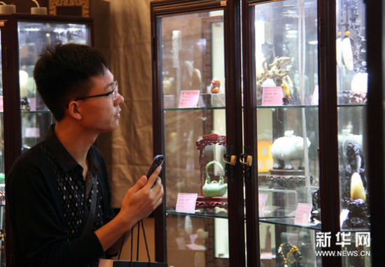 9月21日，参观者在中国海派玉雕艺术大展上参观。新华网图片 陈沪涛 摄