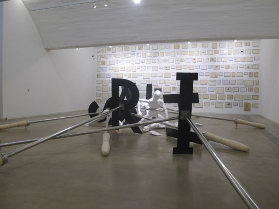 这是艺术，This is Art (660 x 130 x 205cm， stainless steel， iron， wood) + Pieta： Self-Hatred (520 x 400 x 160cm， FRP) 2011