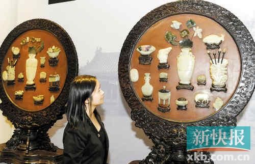 2010年，恭王府旧藏的一对“清乾隆御制紫檀嵌白玉圆光屏”，当时估价3000万至5000万港元。 （资料图）新华社发