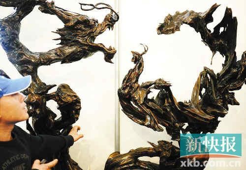 根雕讲究“七分天成，三分雕琢”，图为惟妙惟肖的根雕作品《龙凤呈祥》。新华社发