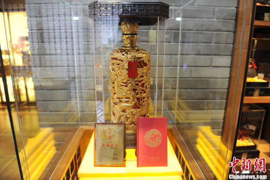 图为宁凤莲收藏的白酒。张瑶 摄