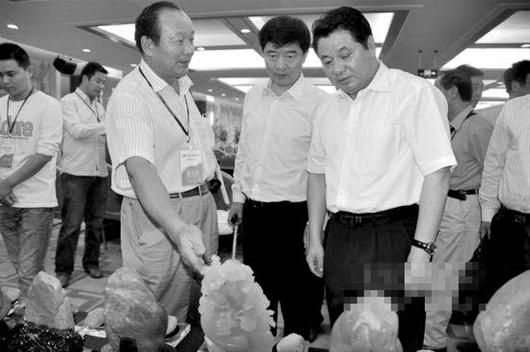 楚天金报讯 图为：倪发科（右一）参加玉石展览活动（资料图）